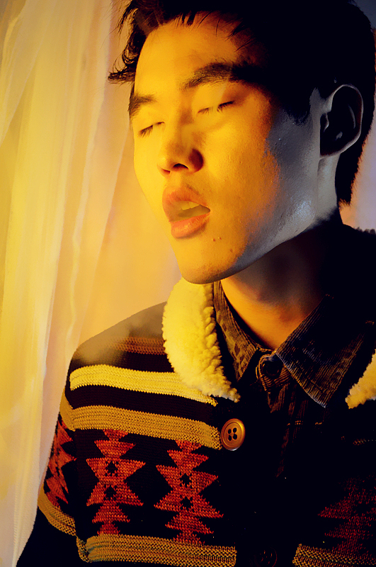 和好朋友在寝室拍的,用台灯作光源,黄色小内内作遮光罩,嘎嘎。