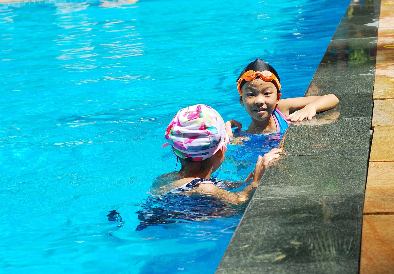 游泳赛场上的孩子们