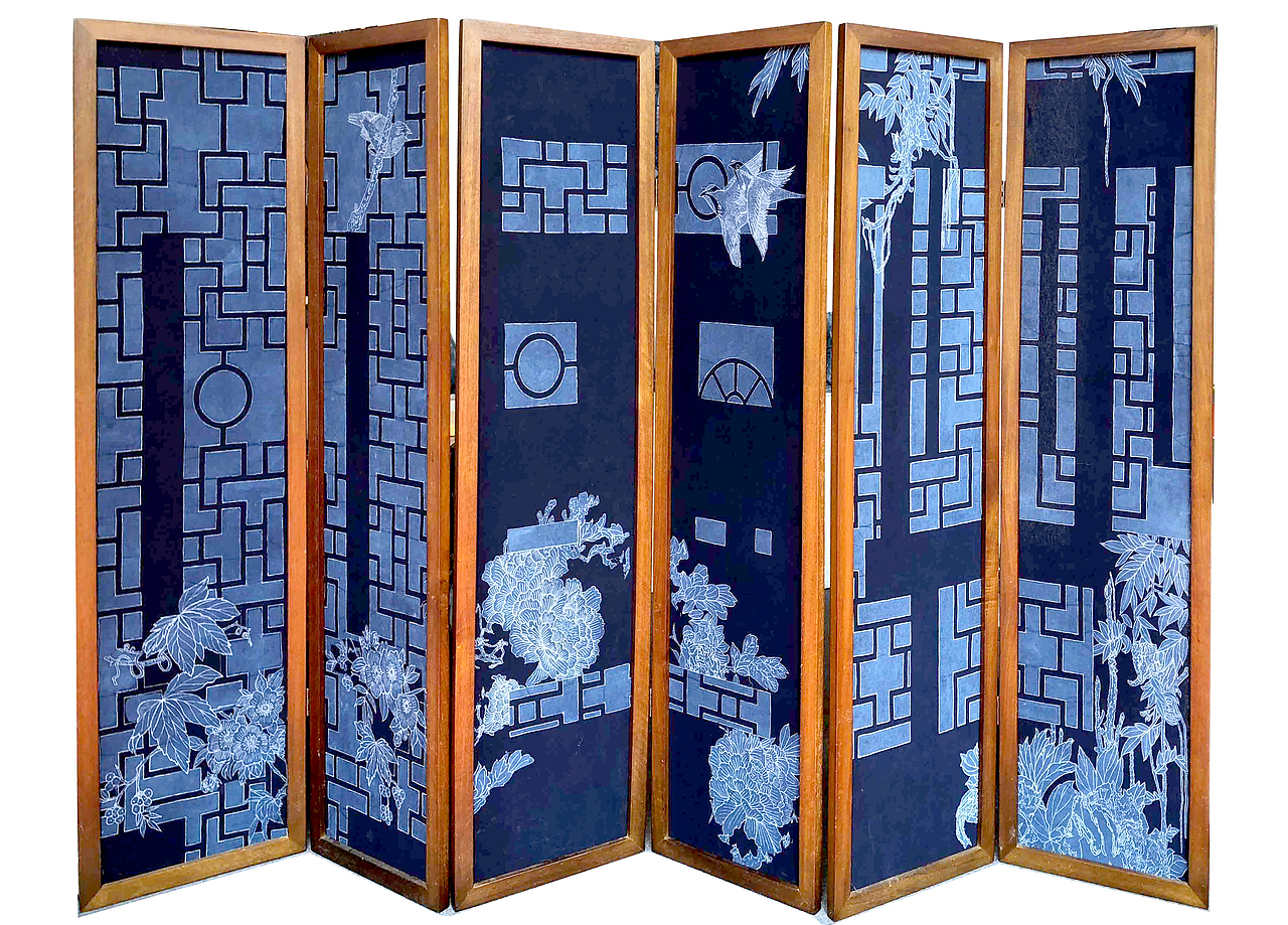 屏风两两一组,整体的构成形式采用"中国梦"三个字的字形轮廓,两个屏风