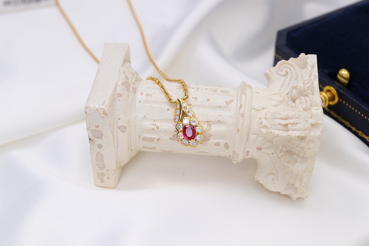 红宝石吊坠 场景摄影 钻石珠宝 原图
