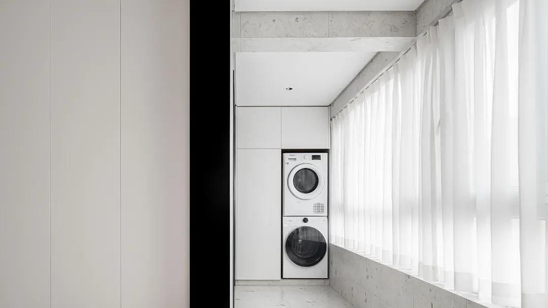 年轻夫妻的90㎡三居室,半开放式厨房、衣帽间、地台床