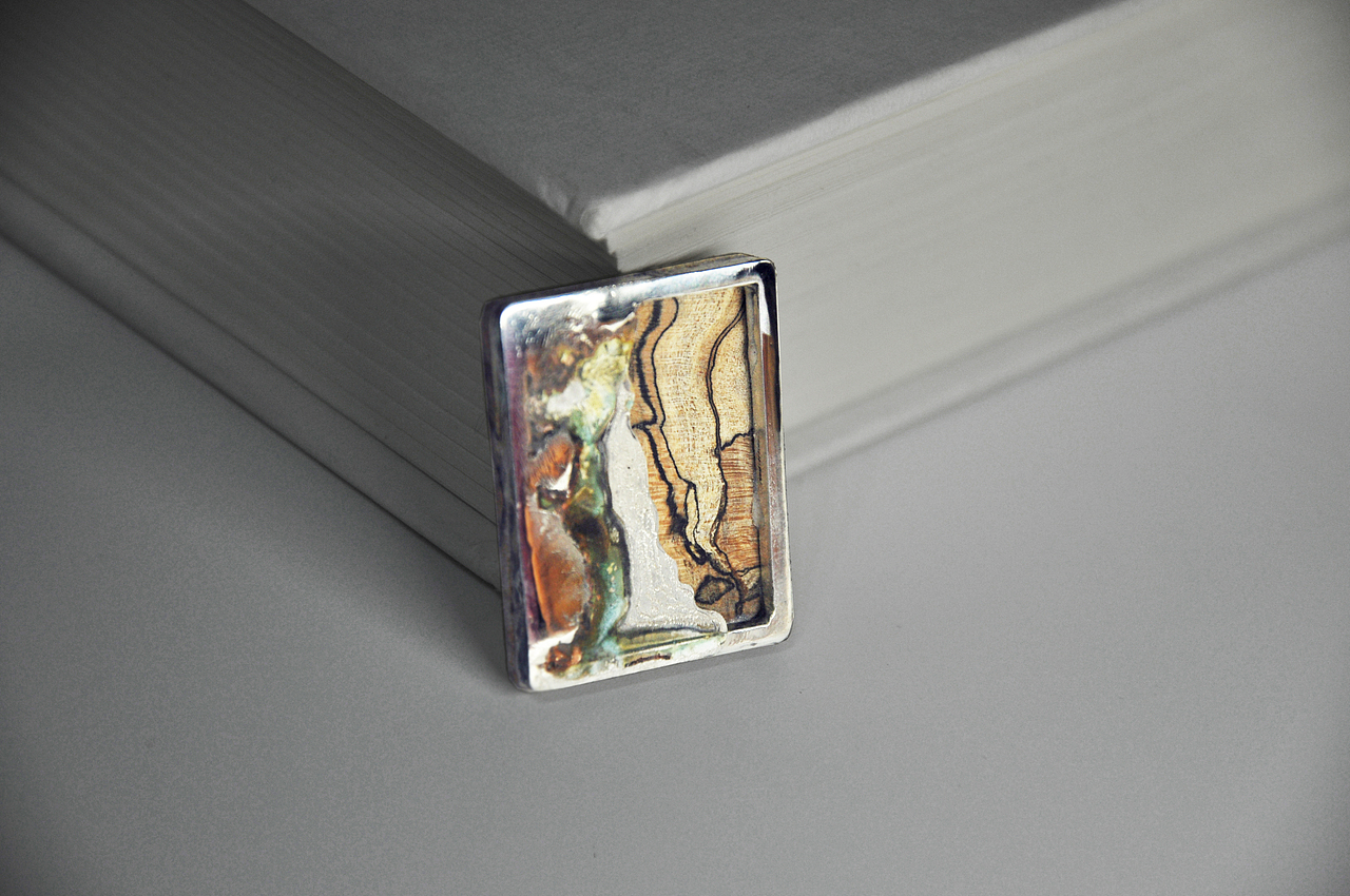 方寸之间,远处有山 近旁有河