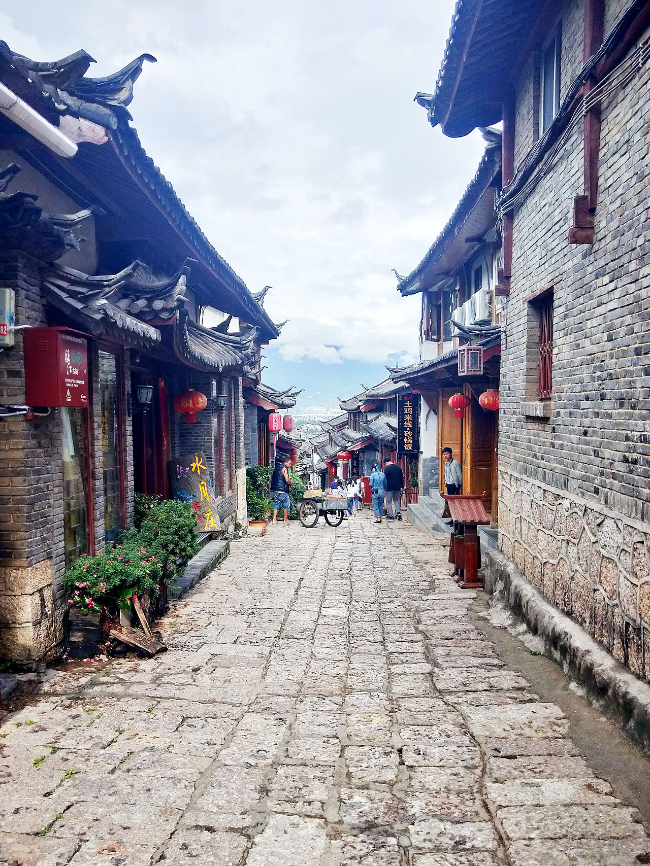 阴天中的彩云之南