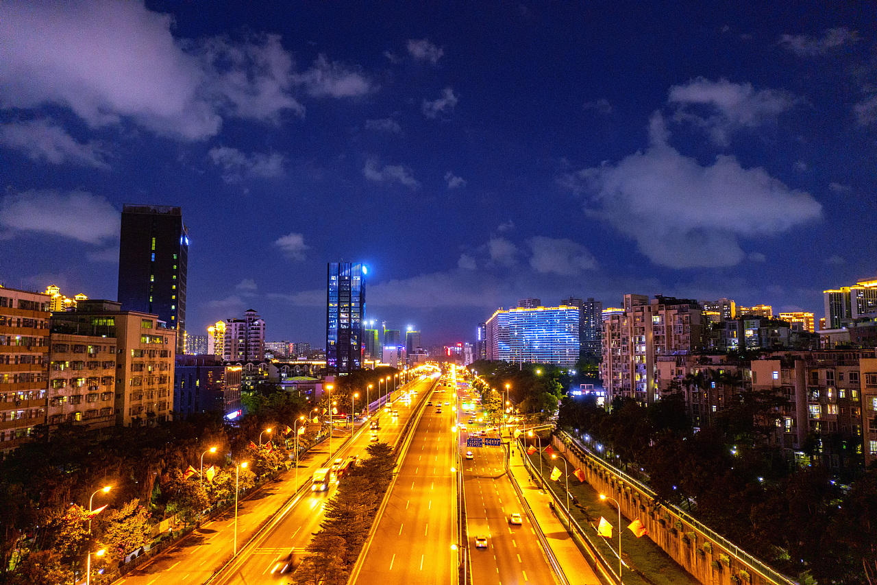 深圳龙华区上塘布龙路地面地铁仁合医院城市夜景