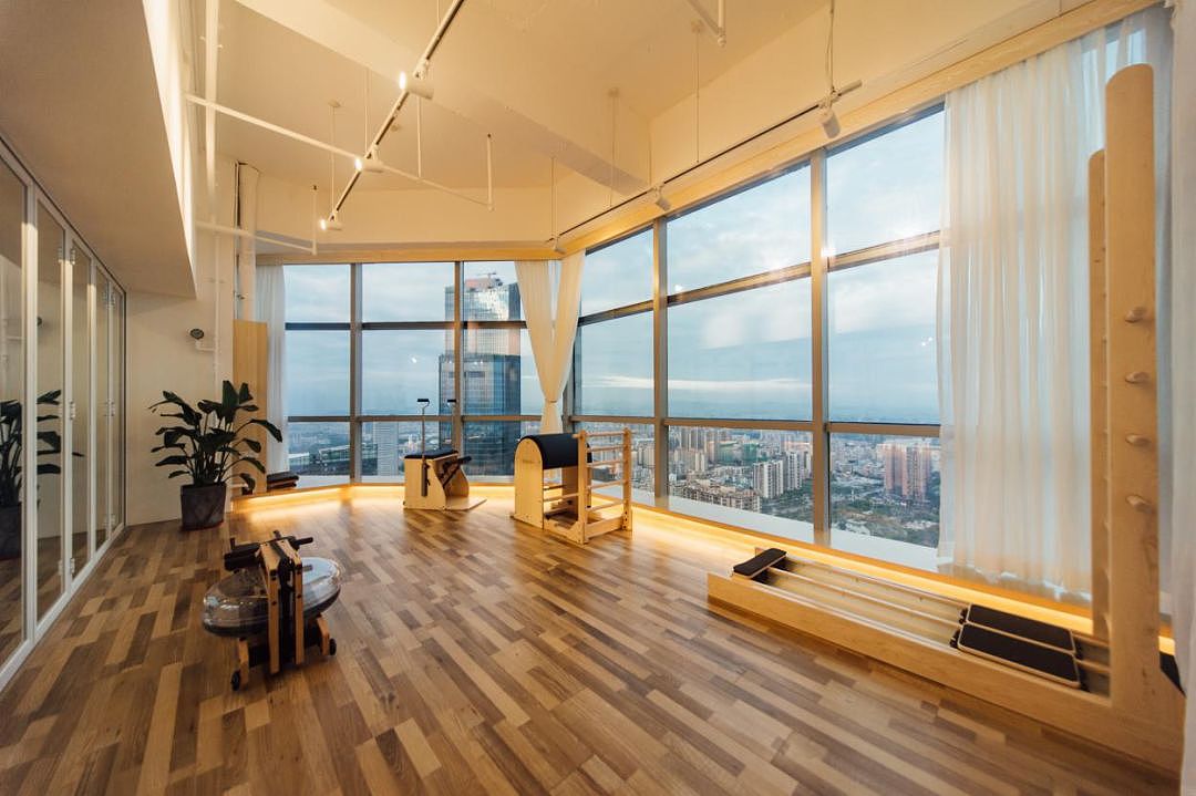 通过折叠门将瑜伽教室分成了两个不同的区域,在私密领域何公共区域