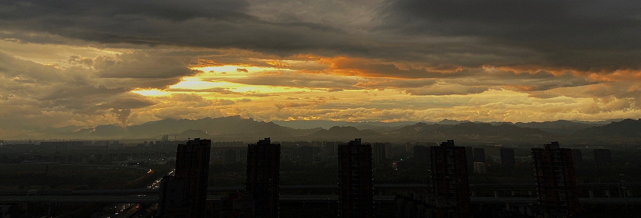 刘勇良手机纪实摄影:雨后傍晚的天空