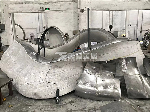 长沙小区环状飘带不锈钢雕塑 大型雕塑安装现场实拍