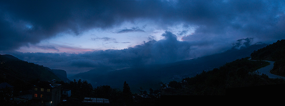 多依樹的日出清晨未醒的雲還依偎著大山