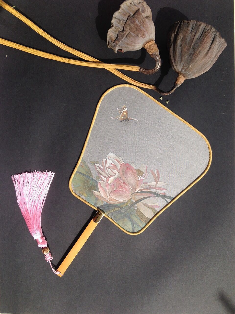 轮如明月尽，罗似薄云穿。无由重掩笑，分在秋风前。