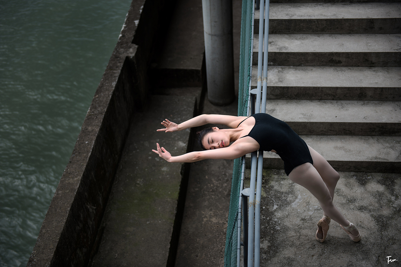 梦想芭蕾
坚强与柔弱<br>勇于面对生活,按照自己的方式,去度过自己的人生。<br>为自己的理想奋斗。<br>摄影&后期:@Fun仔<br>出镜:小麦