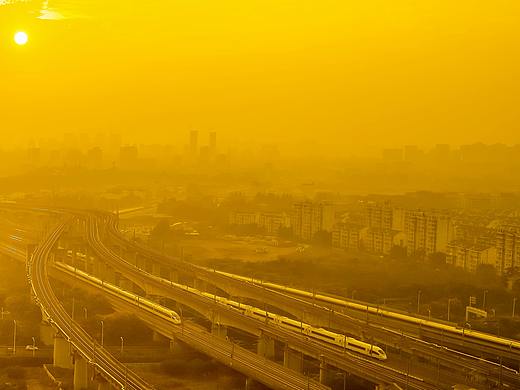 CRH动车组列车驶入南京南站