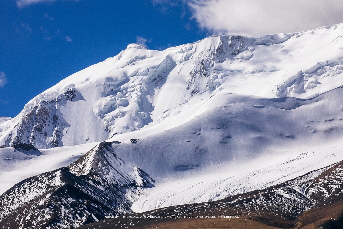 如果说这路上最吸引我的，毫无疑问是夏岗江雪山带了。沿路可以到达非常接近的位置，措勤开来也只有100公里不到，整个雪山带海拔均在5000-6500之上，眼前是主峰更是海拔6822米之高，厚雪布满整个山峰且几乎近在眼前，效果算是颇为惊艳了，整条路上最为接近的雪山大概就是这座了，距离近了没有很好的感觉，在远方看来才发现还是颇为壮丽的。