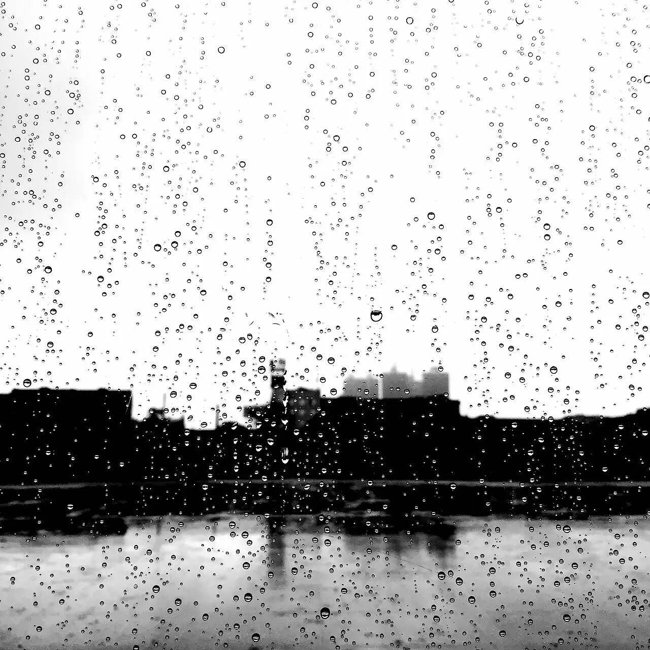 瓢泼大雨,站内看来来往往的人.