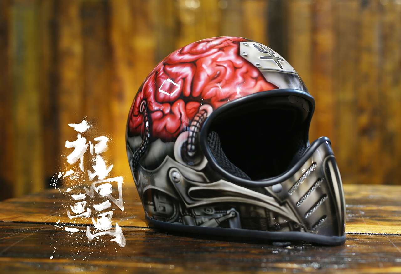 自己彩绘的头盔