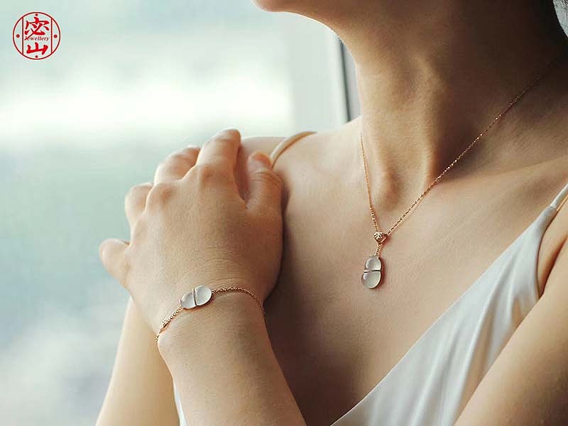 一缕仙藤上，两宝葫芦