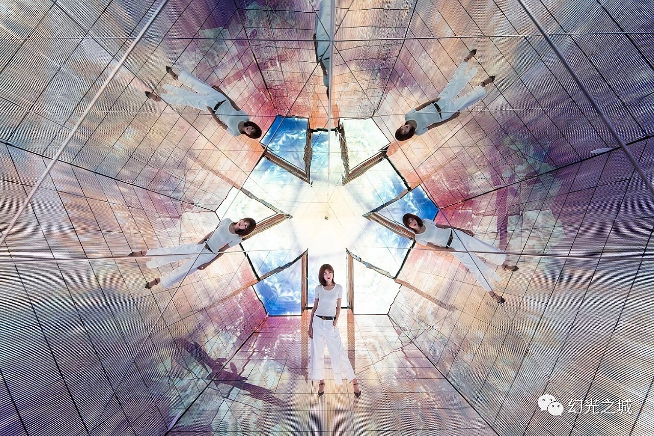 4、单手插口袋,摆出人字形