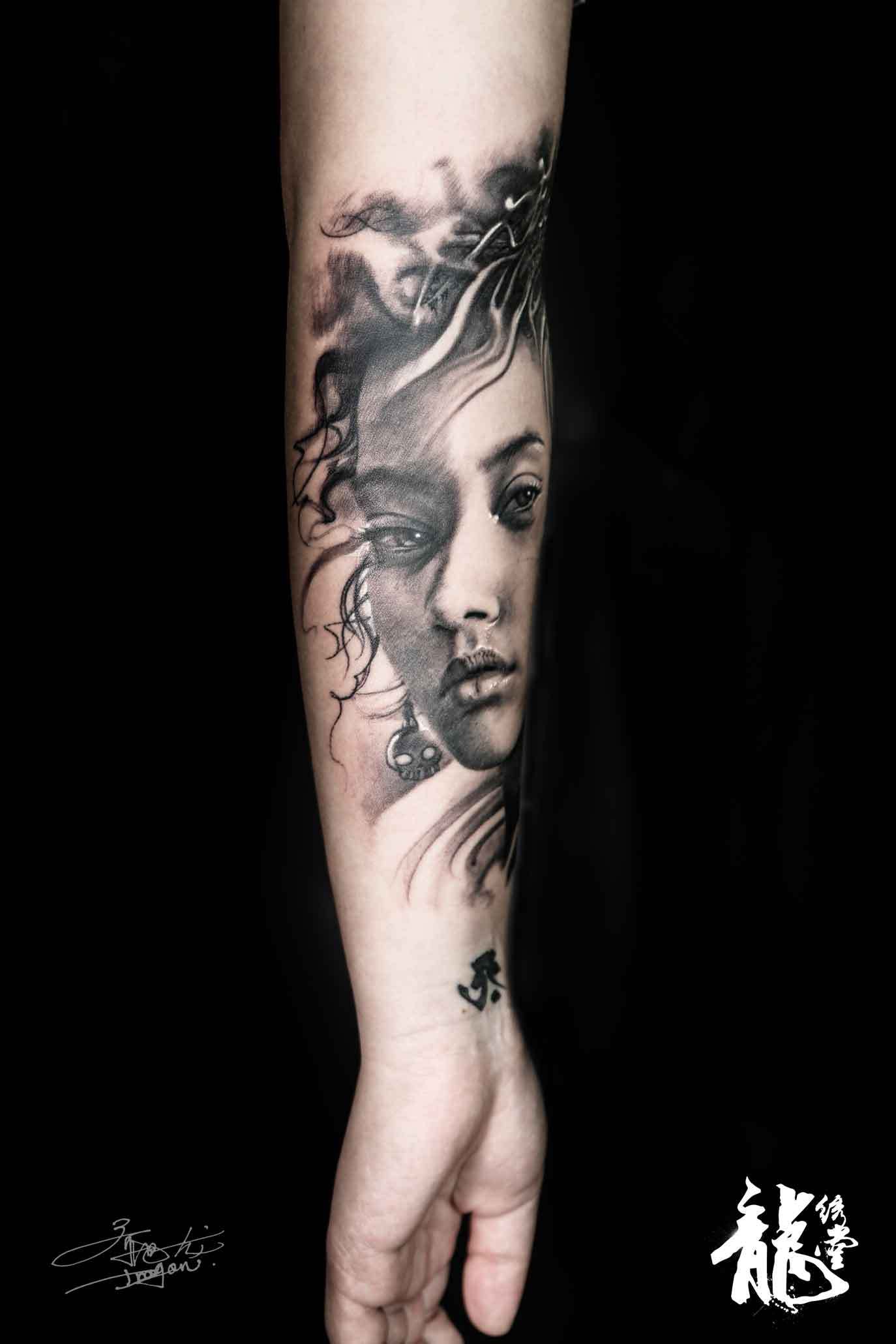 小臂美女创意黑灰人物肖像纹身