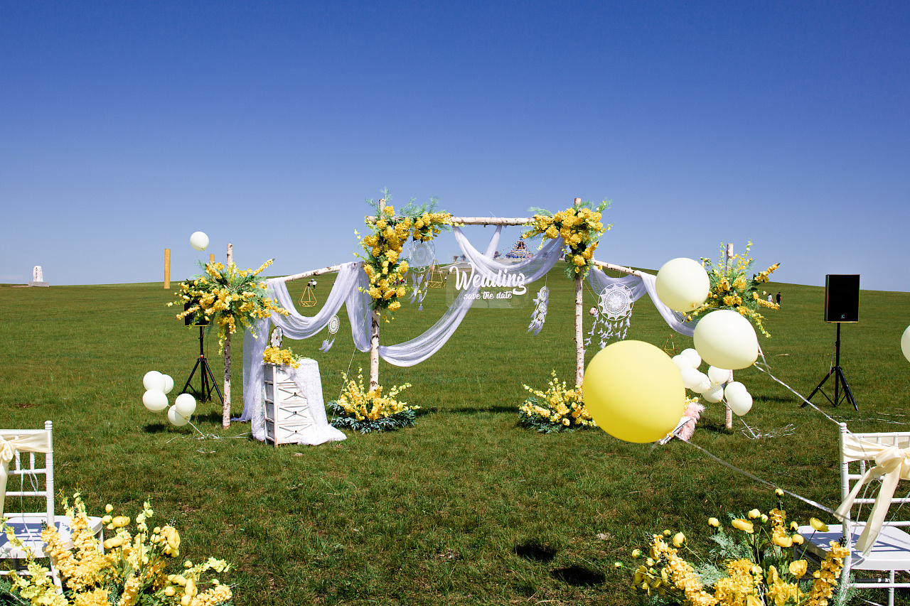 明黄色户外婚礼