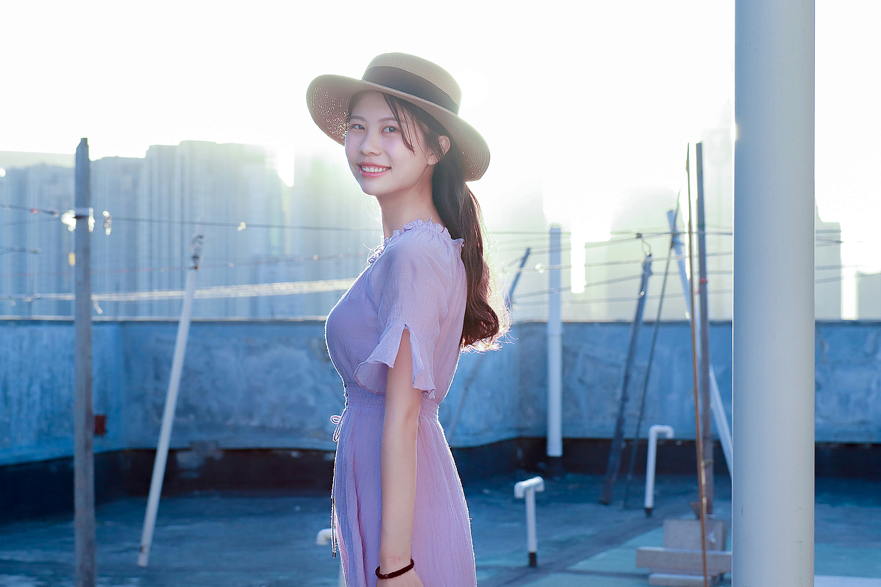 天台连衣裙少女摄影（图ZMjUwNjQzMzM2） - 人像摄影 - 站酷设计师杭州摄影师蓝白原创素材 - 站酷ZCOOL