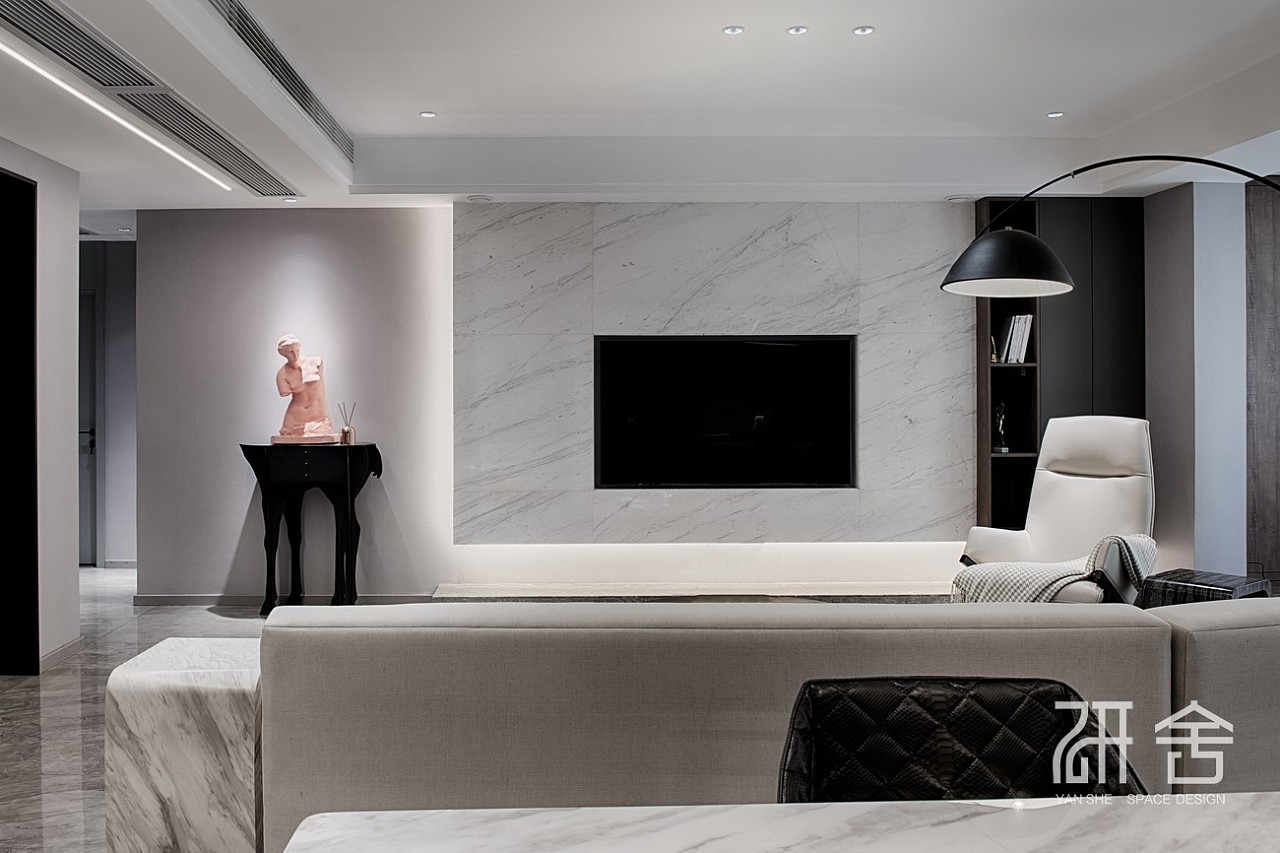 冷静高级灰结合现代科技感,与色彩碰撞出家的温暖