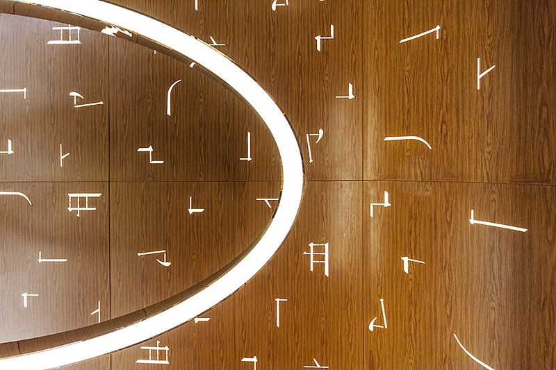 时光之镜·运达店
 <br>运达店，以很深的木色作为终端主色调，整体低调舒适的阅读氛围，营造文化感，也让人产生一种去老书店看书的感觉。作为品牌面积相对较小的终端，峻佳希望通过设计打破空间的拘束感，镜面的运用，让有限的空间，延伸出无限的视觉。人行走于其中，也犹如置身于广袤的书海。