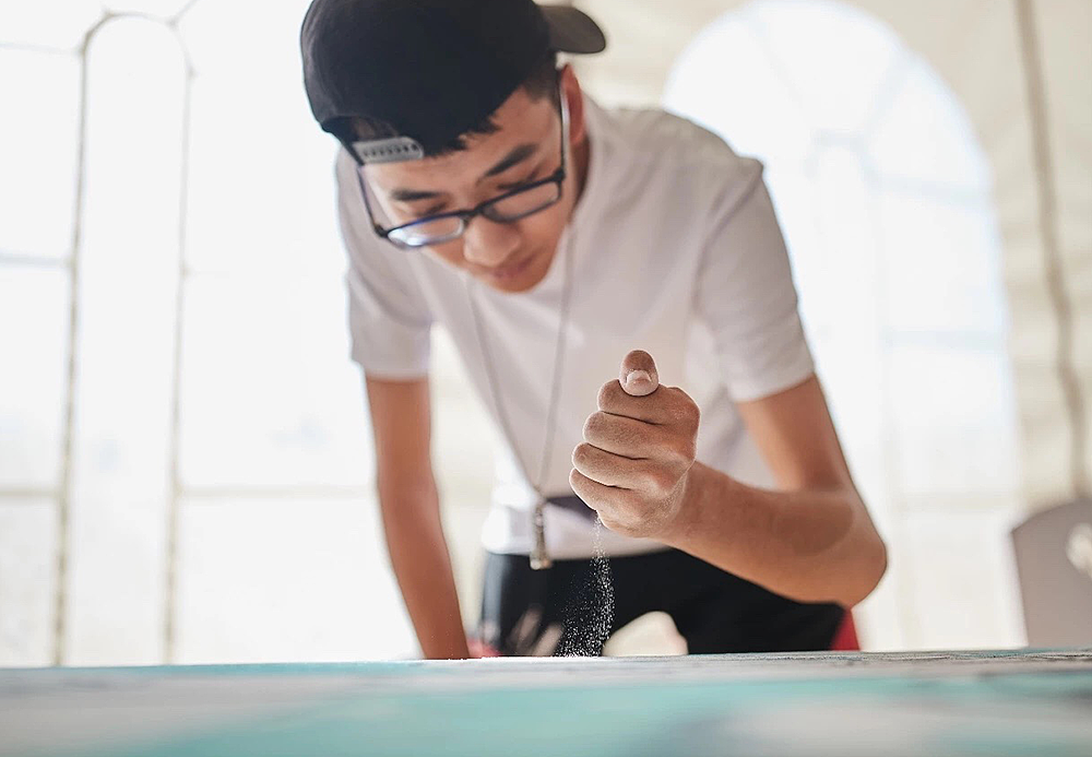  一天就消失的大地艺术，十天十夜绘制巨型沙画