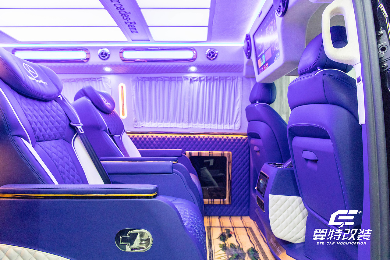 奔驰高顶威霆内饰