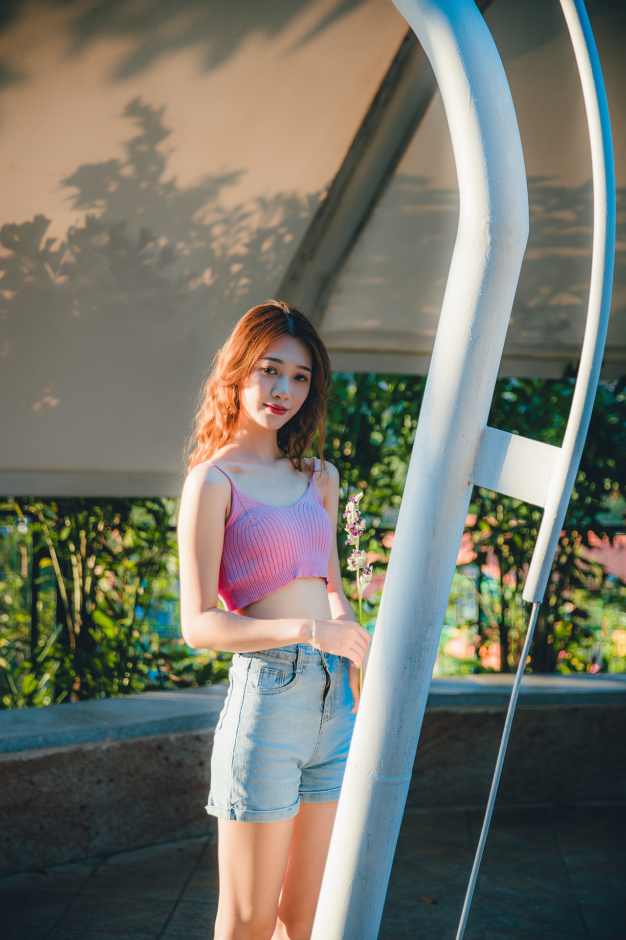 人像摄影:游乐场少女,阳光、草地、摩天轮、旋转木马