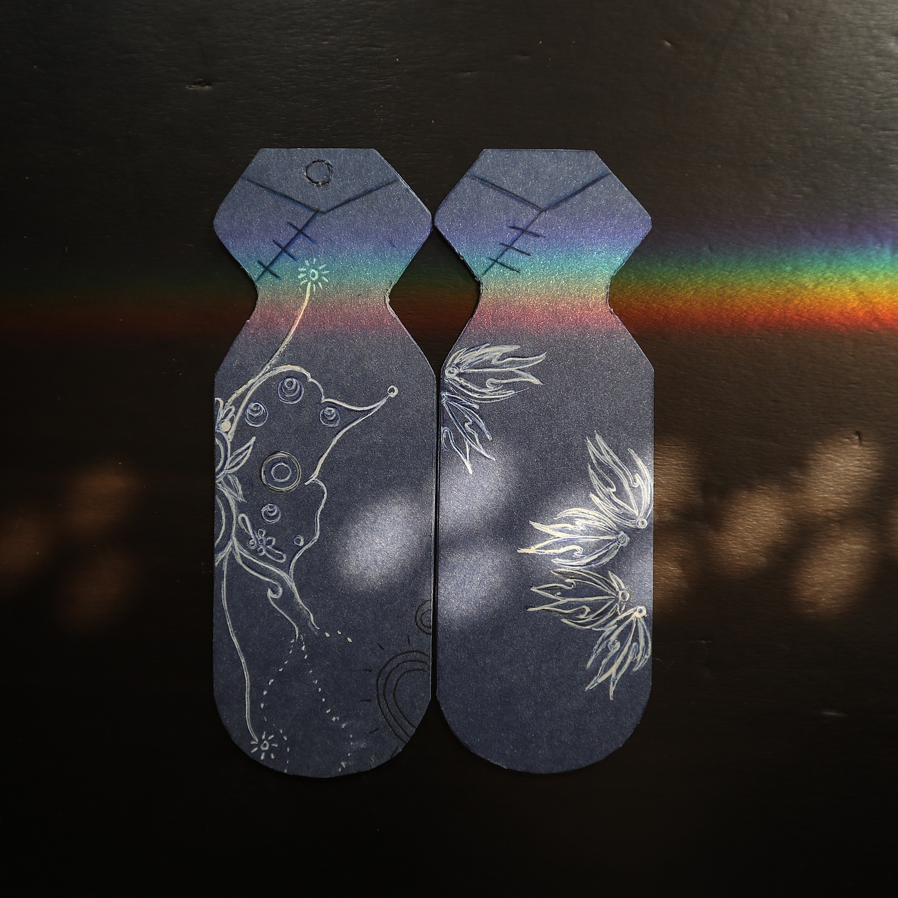 手工画裁制的旗袍书签