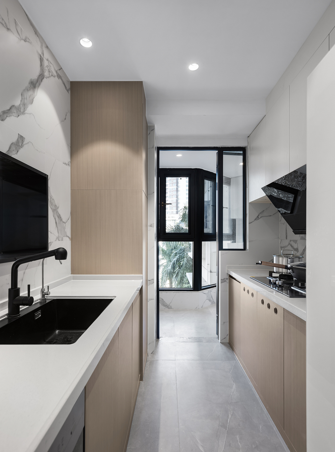 改造后的厨房,操作台面与收纳空间都明显增大,洗菜区域与烹饪区域互不干扰。