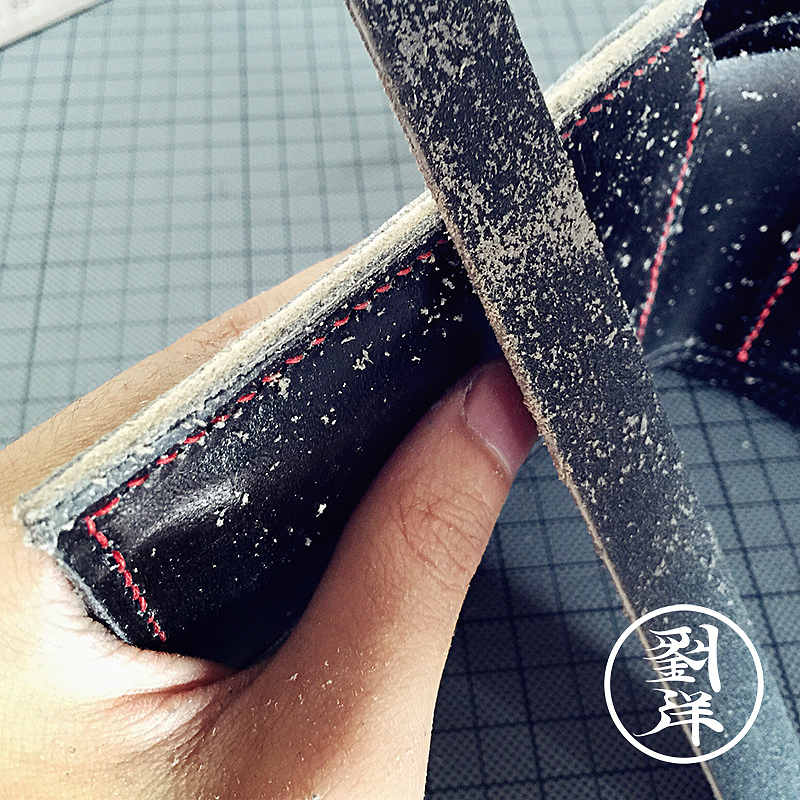 打磨钱包的边缘。