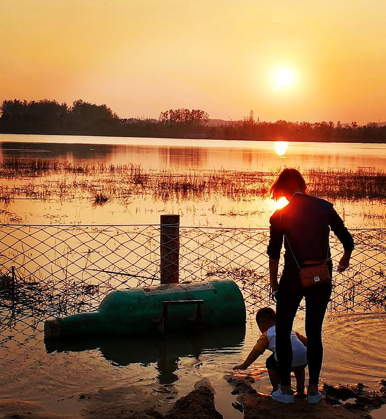 夕阳下嘻水的孩子们
