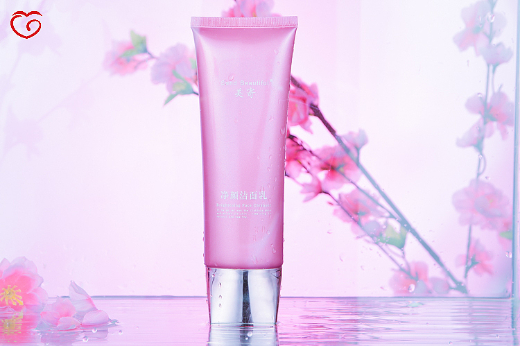 美寄 净颜洁面乳
成分:水、硬脂酸、甘油、月桂酸、棕榈酸、氢氧化钾、肉豆蔻酸、<br>聚乙二醇-400、尿囊素、透明质酸、C12-20烷基葡萄苷、苯氧乙醇。<br>使用方法:先打湿脸部,取适量与手掌心,加少量温水揉出丰富的<br>泡沫,在面部顺着皮肤纹理的方向按1-2分钟,再用温水洗净即可。<br>每日早晚使用。<br><br><br>适用肌肤:本产品性质温和,适合所有肤质。<br><br>透明质酸钠是皮肤和其它组织当中广泛存在的保湿物分子,<br>它具有非常好的保湿作用,被国际上称之为最强的保湿因子。<br>它是目前在市上发现用在化妆品之中保湿性能最好的物质,<br>大的透明质酸的分子它可以在皮肤的表面形成一层透气的薄膜,<br>小的透明质酸的分子呢它可以渗透到皮肤的深层真皮层,<br>增加皮肤的血液循环,改善新陈代谢,促进皮肤营养的吸收。