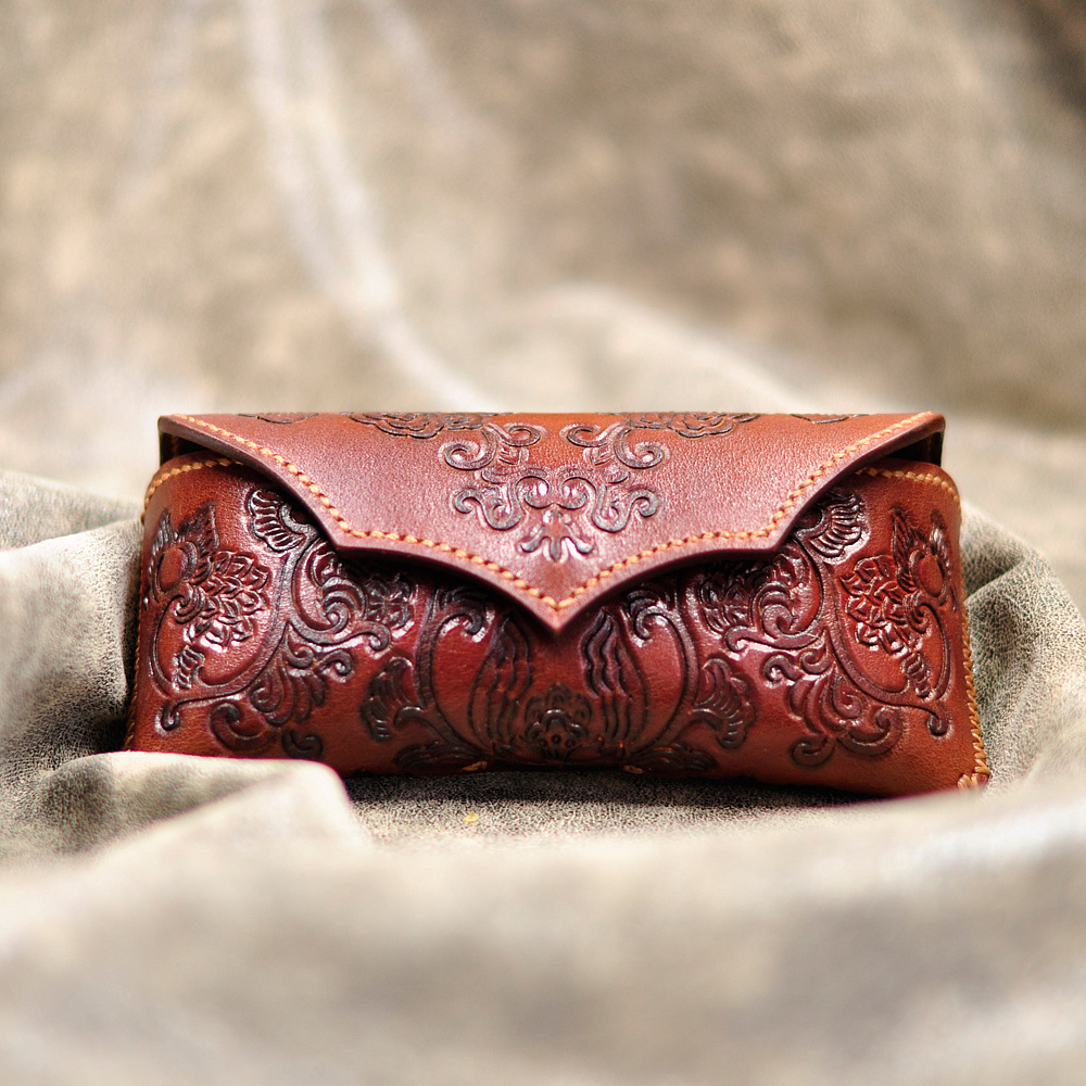 moli皮具,复古皮雕眼镜盒