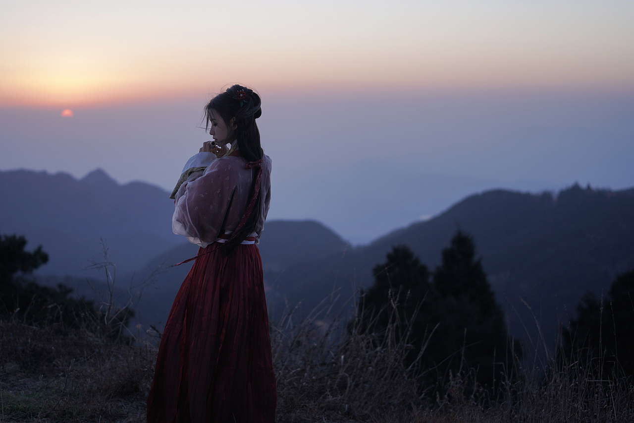 月色与雪色之间,你是第三种绝色