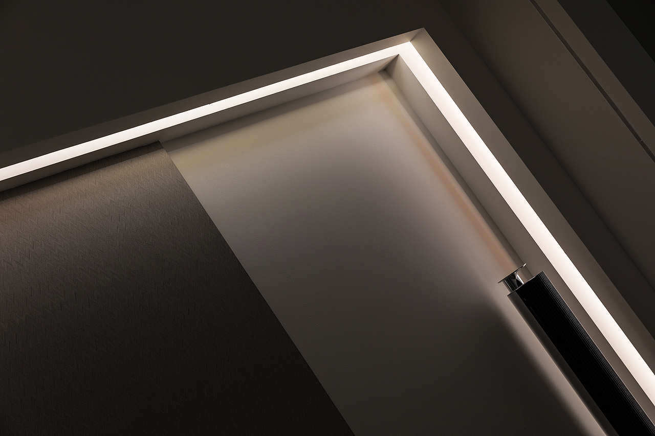 起夜灯,在灯光设计中其实常常被忽略,但在实际生活中却是饱含幸福感的使用场景,不用再去摸黑找开关,不用担心一瞬间亮瞎眼的灯光,只要双脚落地,一路从卧室到卫生间的灯光自动亮起,更有心的可以通过灯光回路的设计,让起夜灯一盏一盏依次亮起。