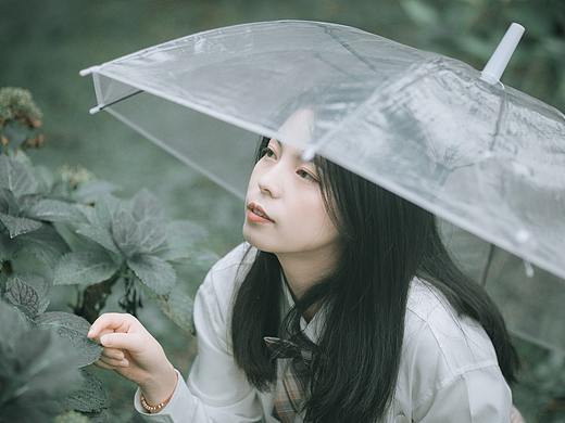 你说我像精灵,是对比周围的黯淡