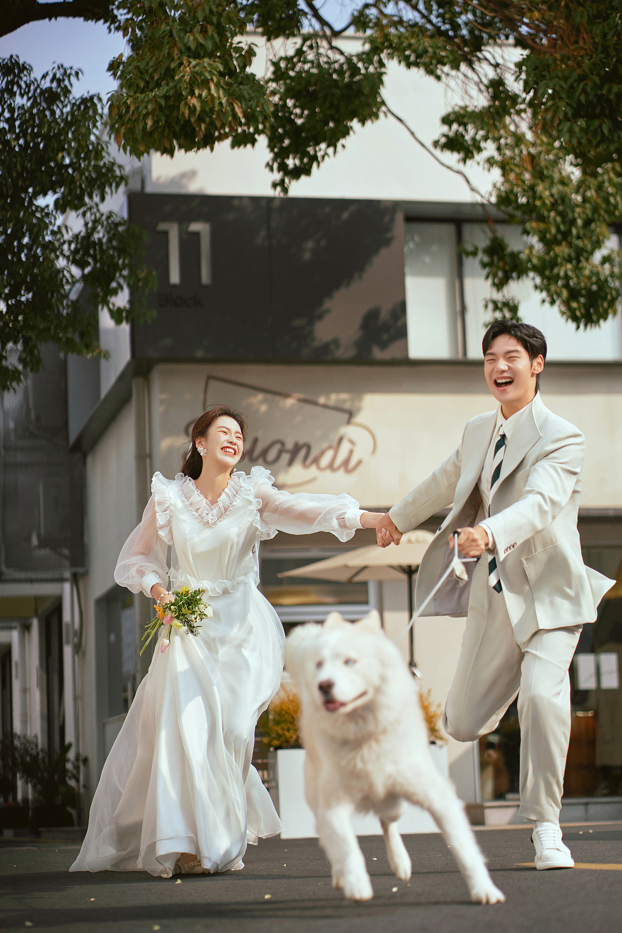 太好看了~一组甜甜的街拍婚纱照（图ZMzM5MDcyNTYw） - 人像摄影 - 站酷设计师随艺ART原创素材 - 站酷ZCOOL