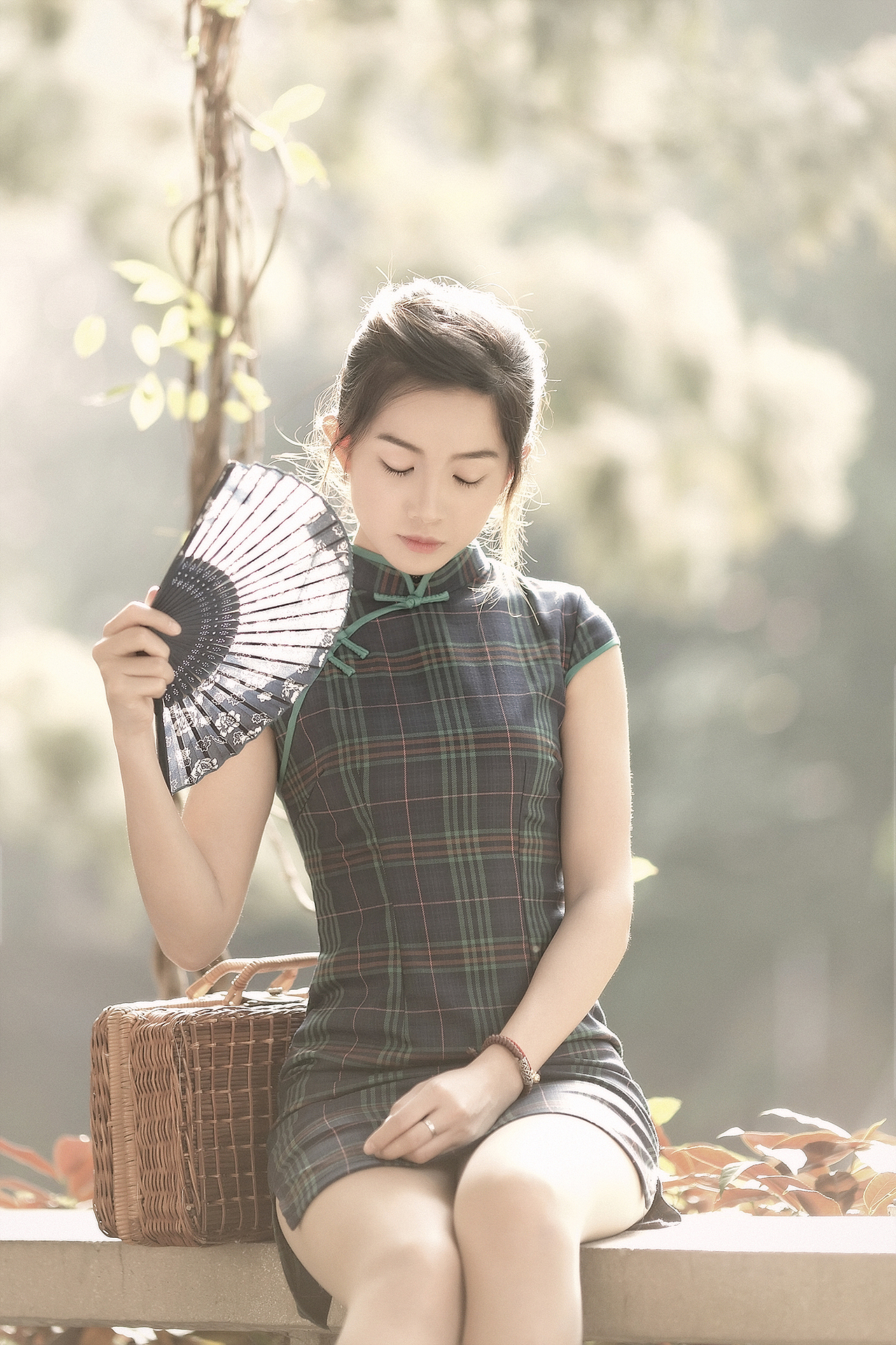 淡眉如秋水，玉肌伴清风，质傲清霜色，香含秋露华。