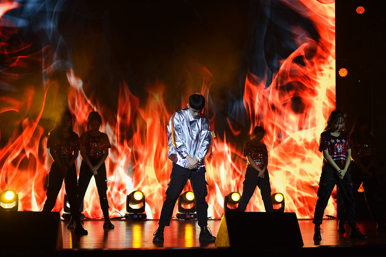 喷火鱼×湖南大学丨2019年红枫大学生记者节全案分享（图ZMjExMDIxNzg0） - 展陈设计 - 站酷设计师别惹喷火鱼原创素材 - 站酷ZCOOL