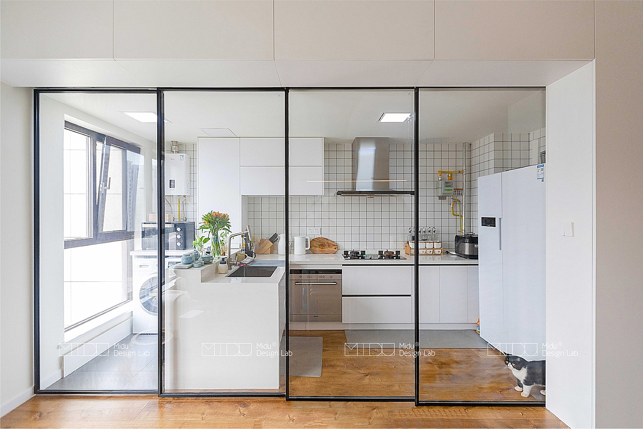 窄边框推拉门,四门联动,无地轨,在需要的时候可以把厨房分成单独空间