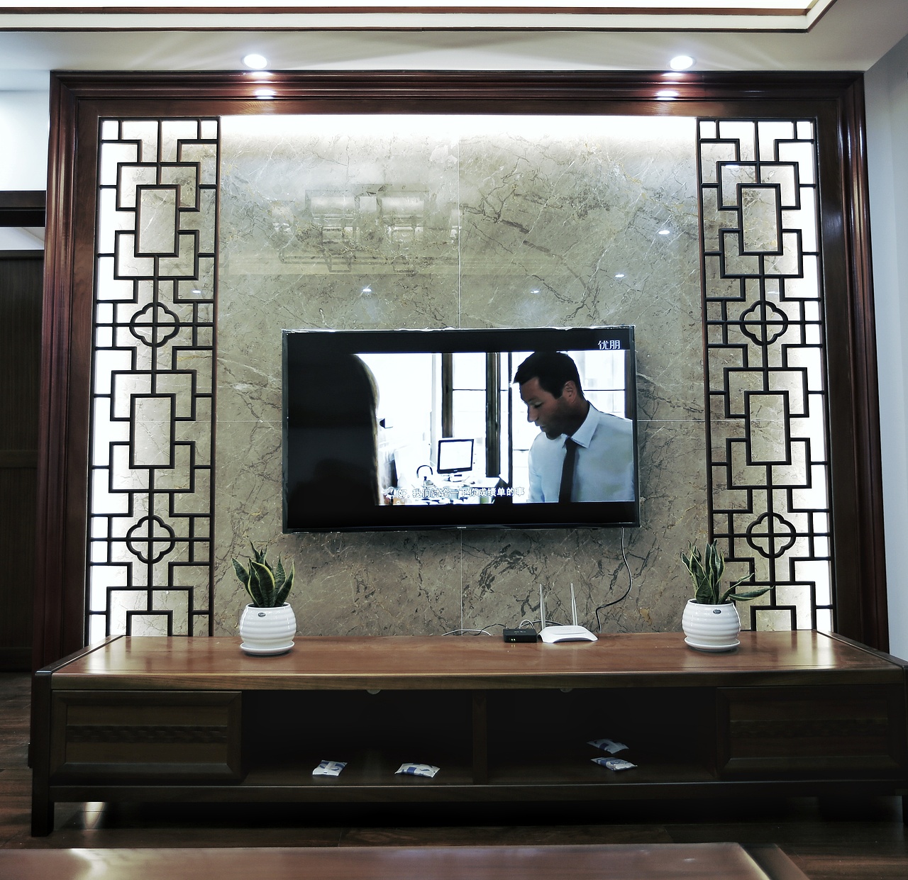 电视背景使用古堡灰天然石材点缀,稳重中凸显质感。
整体花格造型取材于业主城郊老屋的中堂装饰,承载旧的记忆,在重新加工后恢复新的生命力。