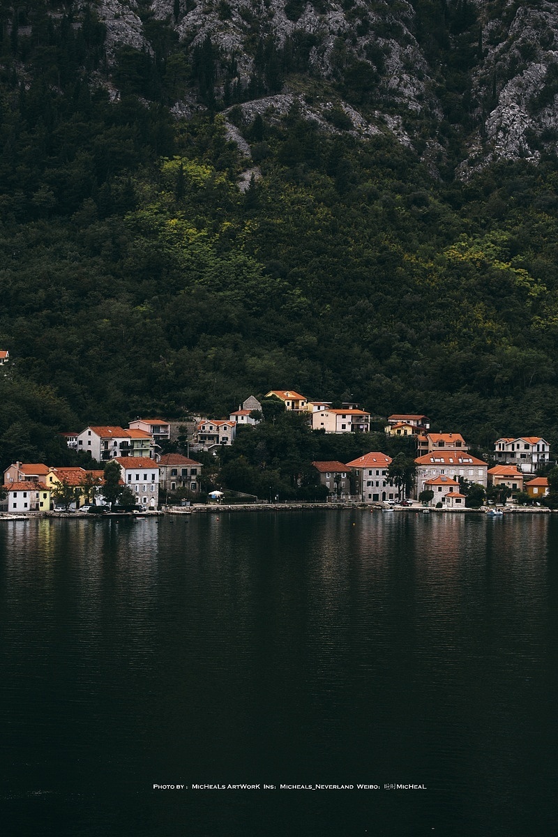 视野稍微高一些后，就可以看到沿湖而建的众多小型住宅，他们密度不算太大，且都依托于山脚这部分，我是觉得住这样的地方实在很幸福……还是之前遗世独立那篇所提及的，其中有这一张图就是来源于此地，生活气息加上一点点沐浴自然的味道，羡慕一波。
<br>