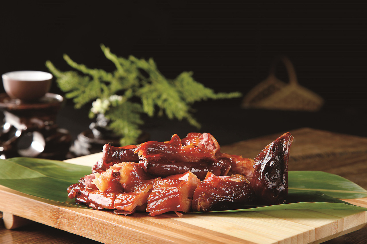 【李家猪蹄】哈尔滨的特色美食——哈尔滨红肠，熏酱！ - 知乎