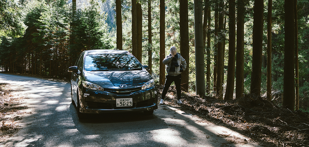 告别叨扰多时的老酒店,Google mpa可能担心我们去城市的旅途不够刺激,突发奇想的就给我们指引了一条被时代遗忘了的老公路。沿途 真 - 荒无人烟,手机也全程没有信号。大家一度以为进入了另一个次元,一路上除了参天的针叶林,就只有偶尔的鸟叫声,让我们知道自己还在人间。
<br>期间走过的一些山路甚至只有一辆汽车能通过的宽度,有些道路布满青苔和山上落下的小石块。路的左边斜坡是一条河流,看不到任何人居住过的痕迹。<br><br>“好像很长时间没人来过这里了。”<br>“河的对面有一辆只剩下躯壳的公共汽车!”<br>“我们会不会上新闻啊?”<br>“我想上厕所。。。”<br><br>车里的小伙伴们一直议论纷纷,经历了3个小时后我们终于翻过了这座荒无人烟的山脉,手机听到信息提示音那一刻才如负释重。