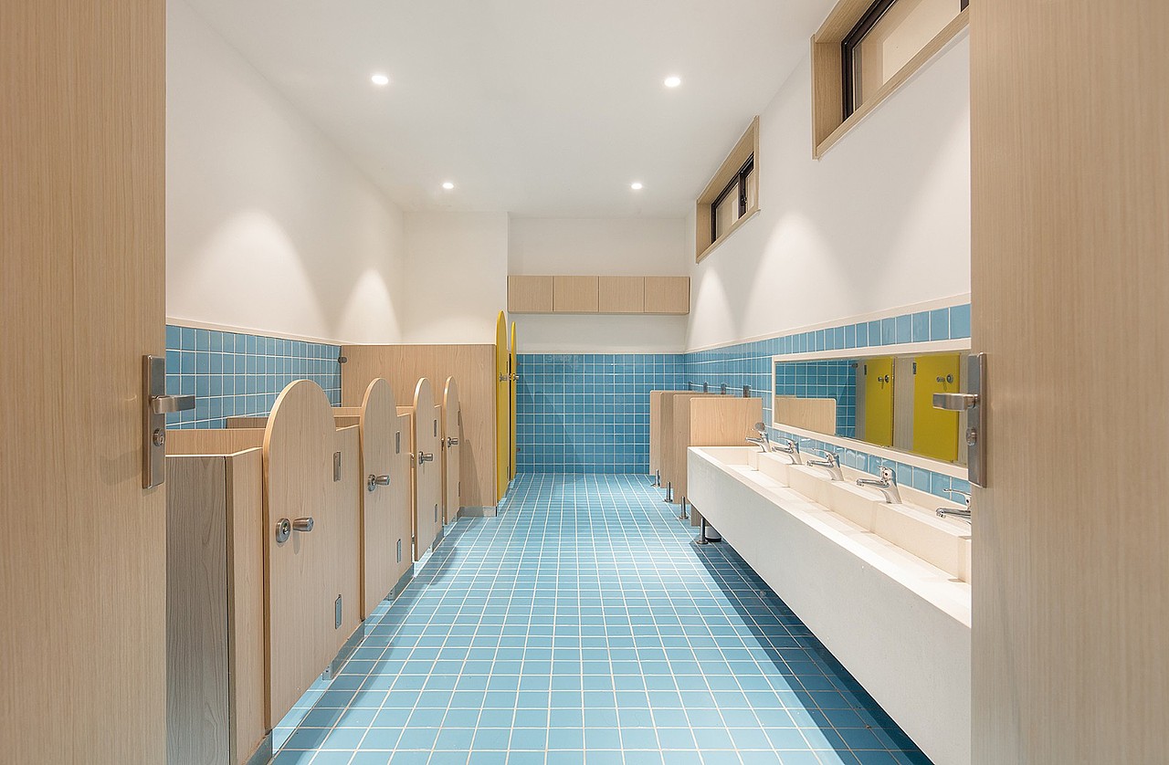 现代大气的原木色高端省级示范幼儿园装修设计案例