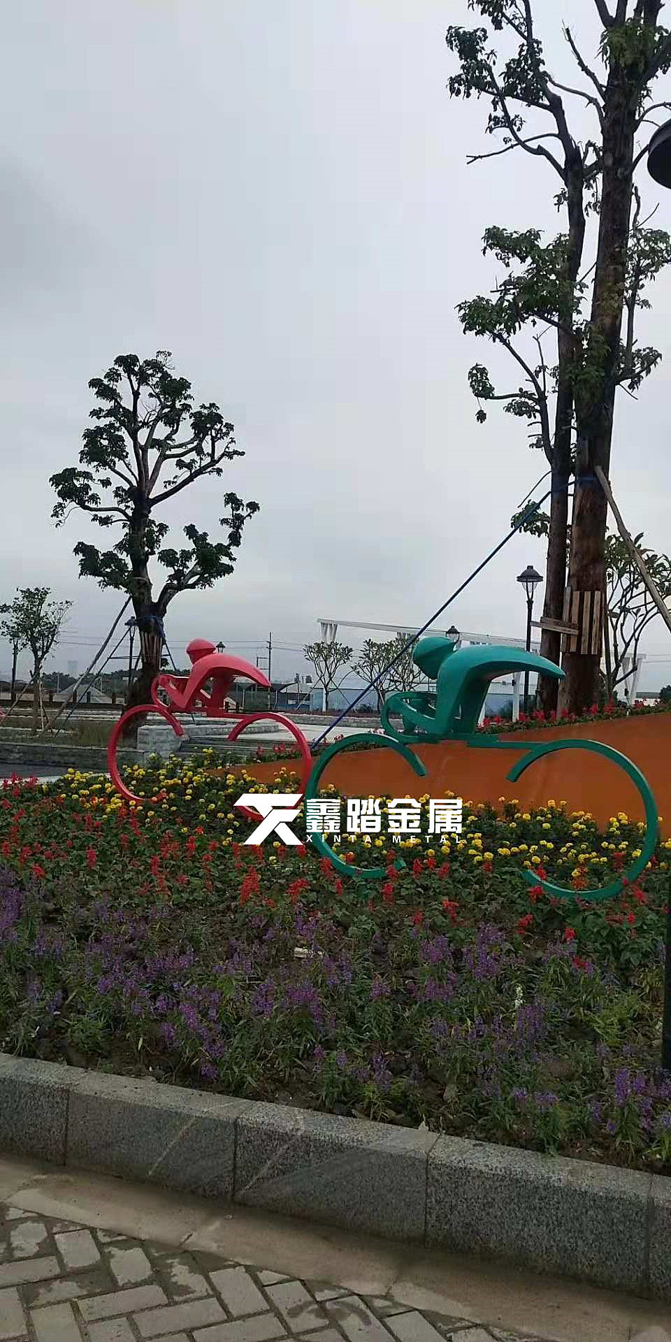现代公园景观人物造型雕塑 黄铜锻造抽象人物摆件