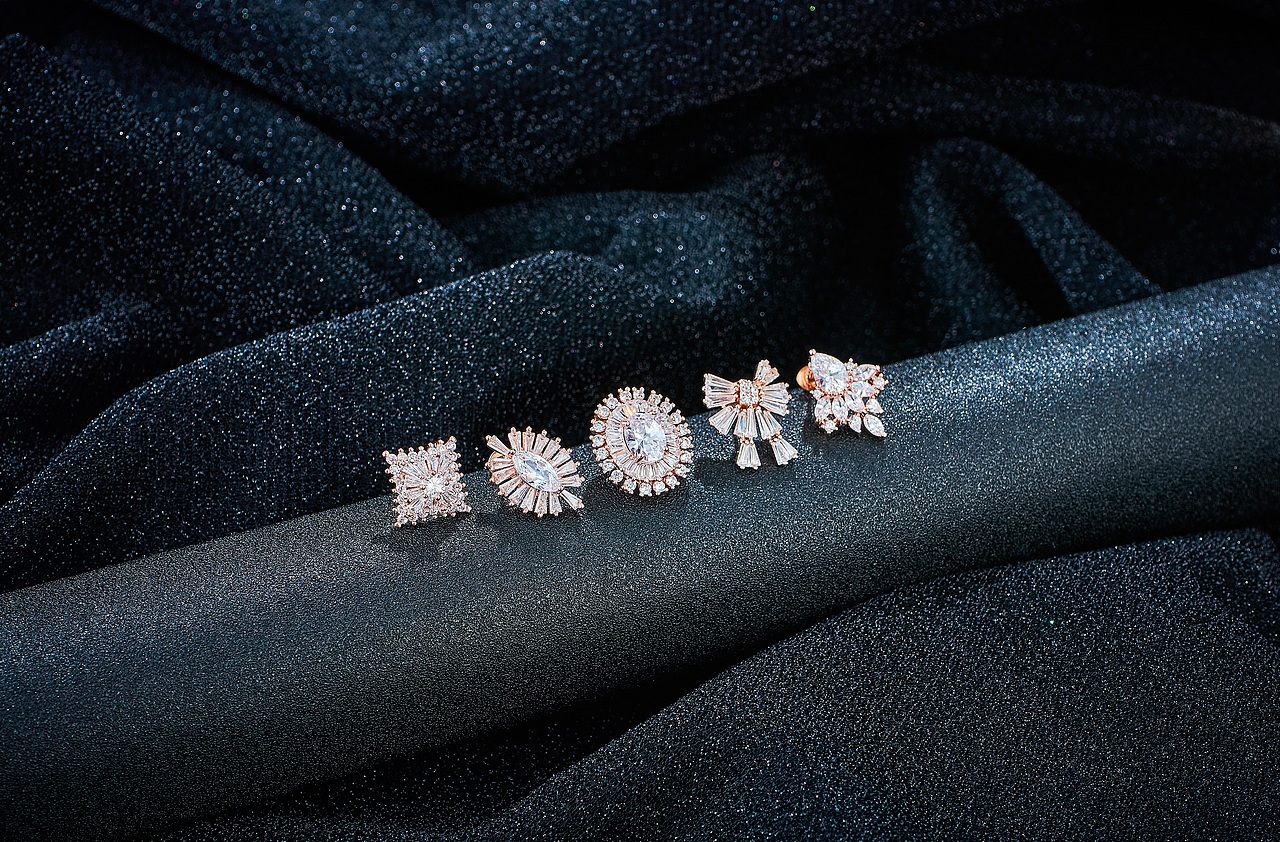 饰品耳环黑背景