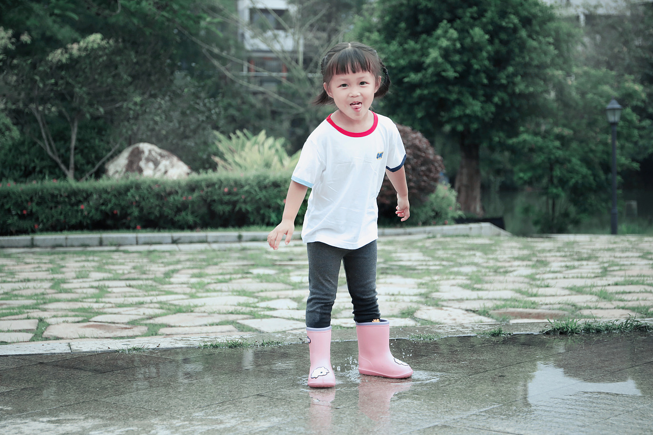 大家都喜欢在水坑里跳来跳去