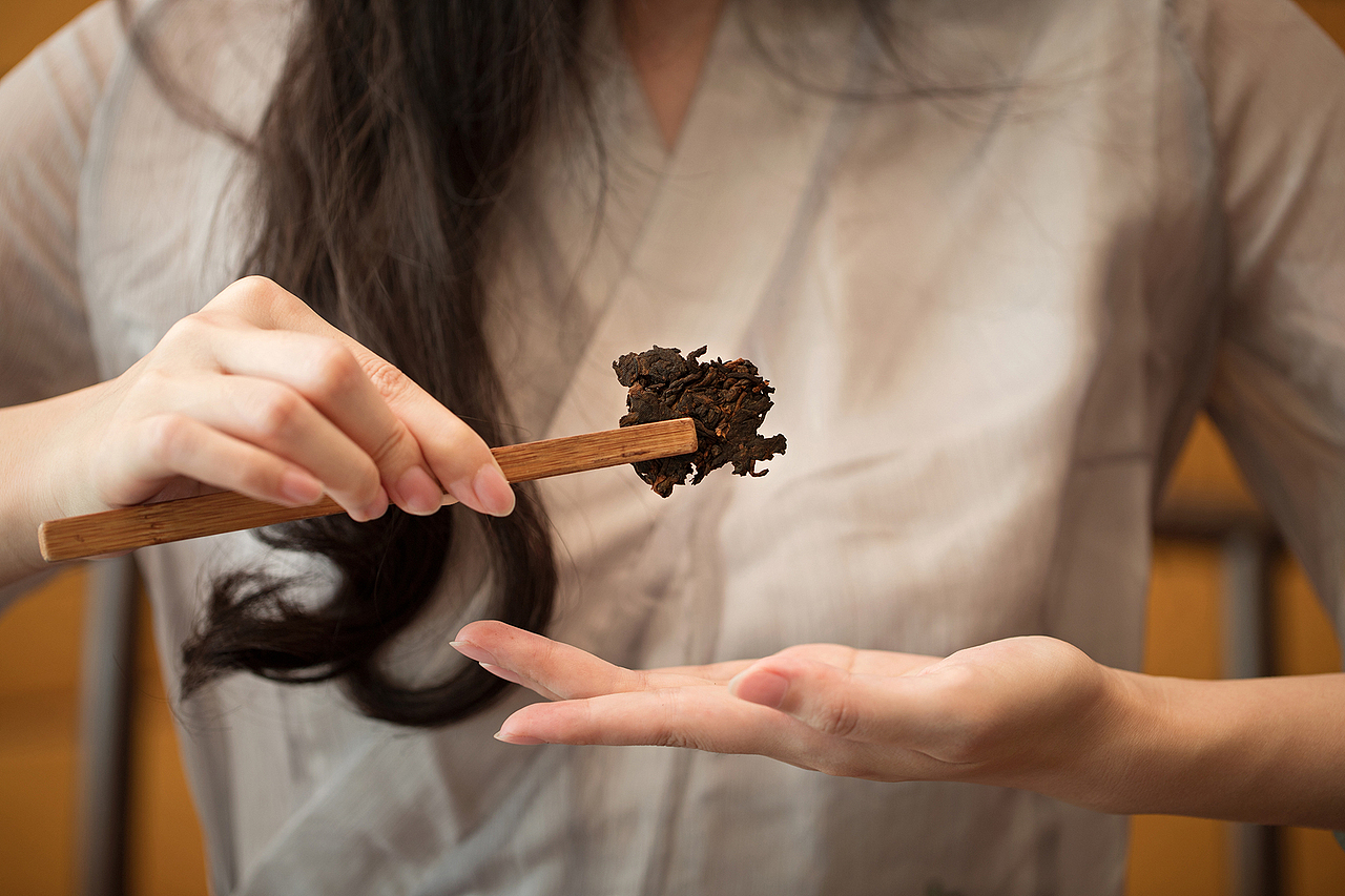 撬下一块茶叶,约8克